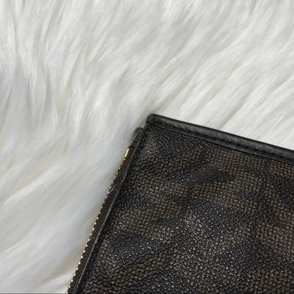 𝅺michael Kors XL Zip Brown Monogram Clutch - Picture 4 of 8